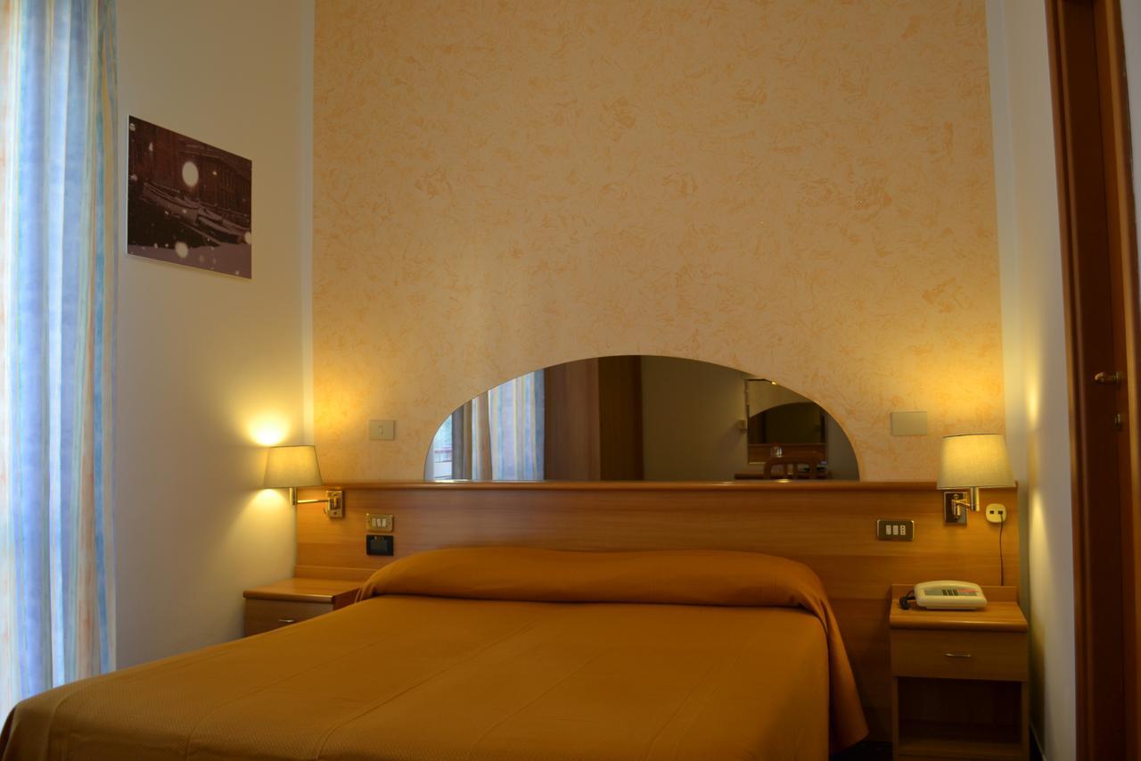 Hotel Villa Camilla ヴァラッツェ エクステリア 写真